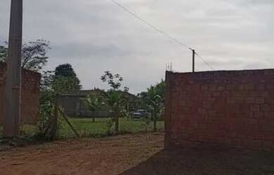 Imagem: A casa possui 2 Dormitórios, 1 Banheiro, 2 Vagas na garagem