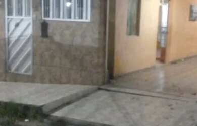 Imagem: A casa possui 4 Dormitórios, 5 Banheiros, 4 Vagas na garagem