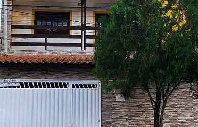 Imagem: A casa possui 5 Dormitórios, 3 Banheiros, 1 Vaga na garagem