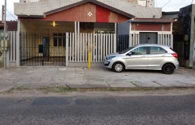 Imagem: A casa possui 3 Dormitórios, 2 Banheiros, 1 Vaga na garagem