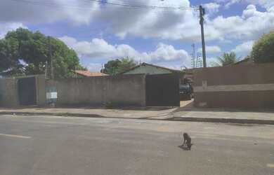 Imagem: A casa possui 2 Dormitórios, 1 Banheiro, 1 Vaga na garagem