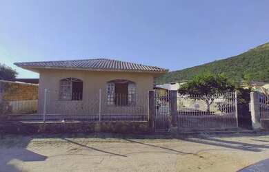 Imagem: A casa possui 3 Dormitórios, 1 Banheiro, 3 Vagas na garagem