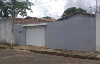 Imagem: A casa possui 3 Dormitórios, 2 Banheiros, 3 Vagas na garagem