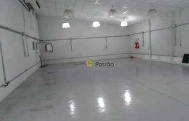 Imagem: O depósito possui 5 Vagas na garagem, 738m² de Área e está