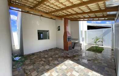 Imagem: A casa possui 3 Dormitórios, 1 Banheiro, 2 Vagas na garagem