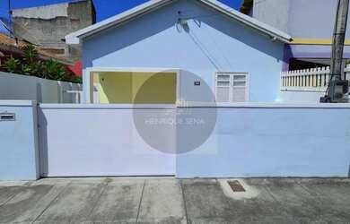 Imagem: A casa possui 2 Dormitórios, 1 Banheiro, 2 Vagas na garagem