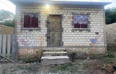 Imagem: A casa possui 2 Dormitórios, 1 Banheiro e está localizado