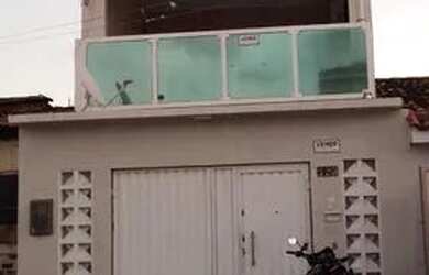 Imagem: A casa possui 3 Dormitórios, 2 Banheiros, 2 Vagas na garagem