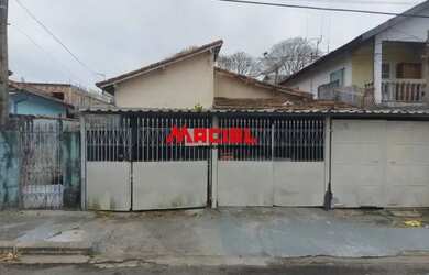 Imagem: A casa possui 3 Dormitórios, 2 Banheiros, 2 Vagas na garagem