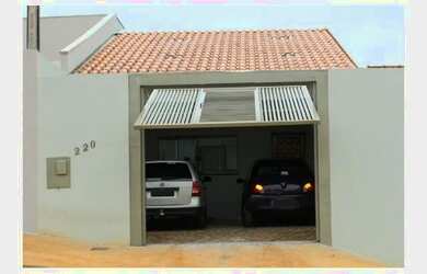 Imagem: A casa possui 2 Dormitórios, 1 Banheiro, 3 Vagas na garagem