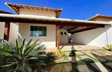 Imagem: A casa possui 3 Dormitórios, 2 Banheiros, 4 Vagas na garagem