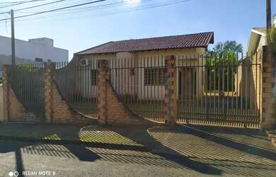 Imagem: A casa possui 2 Dormitórios, 1 Banheiro, 3 Vagas na garagem