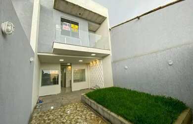 Imagem: A casa possui 3 Dormitórios, 3 Banheiros, 2 Vagas na garagem