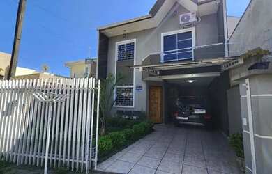 Imagem: A casa possui 3 Dormitórios, 3 Banheiros, 2 Vagas na garagem