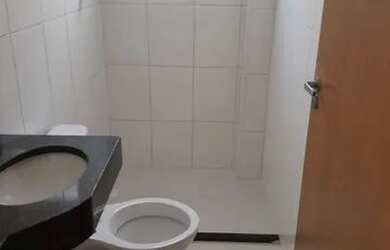 Imagem: A casa possui 3 Dormitórios, 1 Banheiro, 2 Vagas na garagem