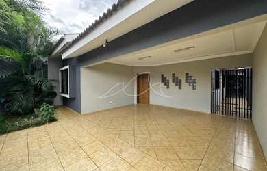 Imagem: A casa possui 3 Dormitórios, 3 Banheiros, 2 Vagas na garagem