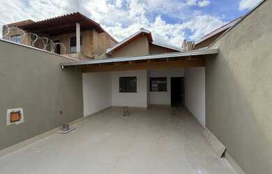 Imagem: A casa possui 3 Dormitórios, 2 Banheiros, 2 Vagas na garagem