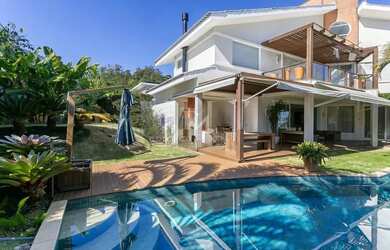 Imagem: A casa em condomínio possui 4 Dormitórios, 5 Banheiros, 4