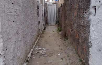 Imagem: A casa possui 2 Dormitórios e 1 Banheiro e está localizado