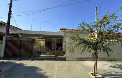 Imagem: A casa possui 3 Dormitórios, 2 Banheiros, 2 Vagas na garagem