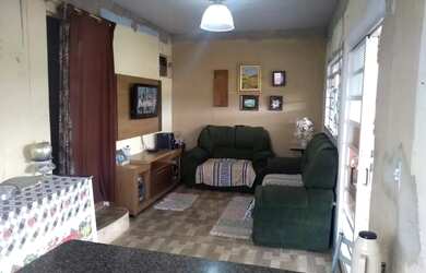 Imagem: A casa possui 3 Dormitórios e 1 Banheiro e está localizado