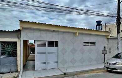 Imagem: A casa possui 3 Dormitórios, 2 Banheiros, 2 Vagas na garagem