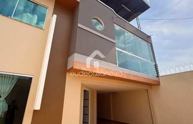 Imagem: A casa possui 3 Dormitórios, 4 Banheiros, 2 Vagas na garagem