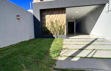 Imagem: A casa possui 3 Dormitórios, 1 Banheiro, 2 Vagas na garagem