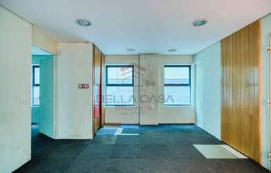 Imagem: O depósito possui 5 Vagas na garagem e 901m² de Área e está