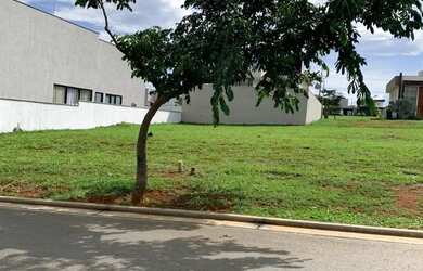 Imagem: O terreno possui 360m² de Área e está localizado em Terras