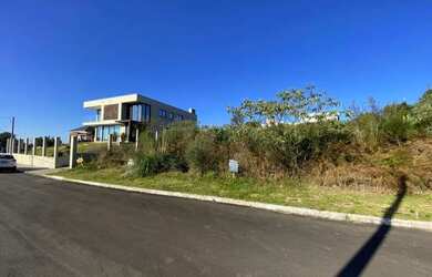 Imagem: O terreno possui 728m² de Área e está localizado em Gramado