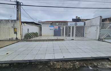 Imagem: A casa possui 5 Dormitórios, 3 Banheiros, 2 Vagas na garagem