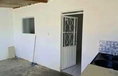 Imagem: A casa possui 2 Dormitórios, 1 Banheiro, 1 Vaga na garagem