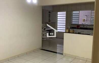 Imagem: A casa possui 3 Dormitórios, 2 Banheiros, 2 Vagas na garagem