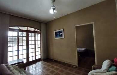 Imagem: A casa possui 4 Dormitórios, 4 Banheiros, 4 Vagas na garagem