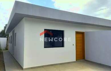 Imagem: A casa possui 2 Dormitórios, 1 Banheiro, 2 Vagas na garagem