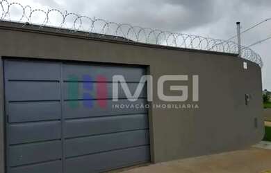 Imagem: A casa possui 2 Dormitórios, 2 Banheiros, 2 Vagas na garagem