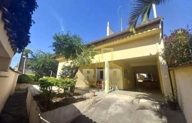 Imagem: A casa possui 2 Dormitórios, 3 Banheiros, 2 Vagas na garagem