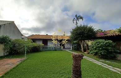 Imagem: A casa possui 3 Dormitórios, 2 Banheiros, 2 Vagas na garagem