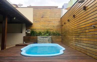 Imagem: A casa possui 4 Dormitórios, 4 Banheiros, 2 Vagas na garagem