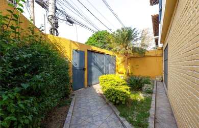 Imagem: A casa possui 4 Dormitórios, 4 Banheiros, 5 Vagas na garagem