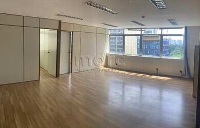 Imagem: O depósito possui 2 Vagas na garagem, 88m² de Área e está