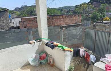 Imagem: A casa possui 2 Dormitórios, 1 Banheiro, 2 Vagas na garagem