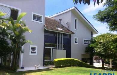 Imagem: A casa em condomínio possui 5 Dormitórios, 5 Banheiros, 4