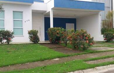 Imagem: A casa em condomínio possui 3 Dormitórios, 1 Banheiro, 4 Vagas