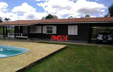 Imagem: A casa possui 3 Dormitórios, 3 Banheiros, 5 Vagas na garagem