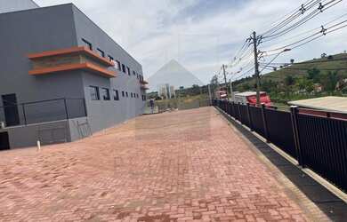 Imagem: O depósito possui 5 Vagas na garagem, 360m² de Área e está