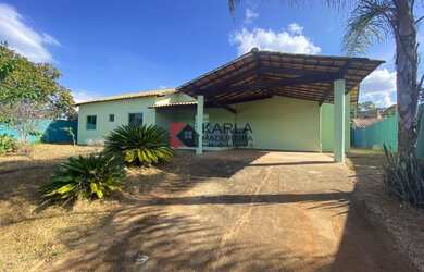 Imagem: A casa possui 3 Dormitórios, 5 Banheiros, 4 Vagas na garagem