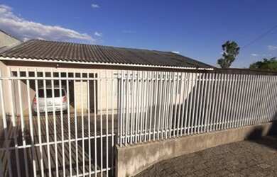 Imagem: A casa possui 5 Dormitórios, 2 Banheiros, 2 Vagas na garagem