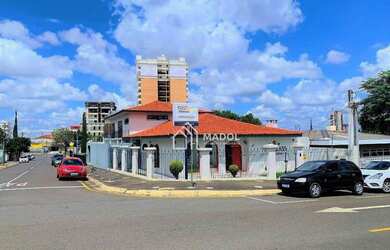 Imagem: A casa possui 5 Dormitórios, 5 Banheiros, 4 Vagas na garagem